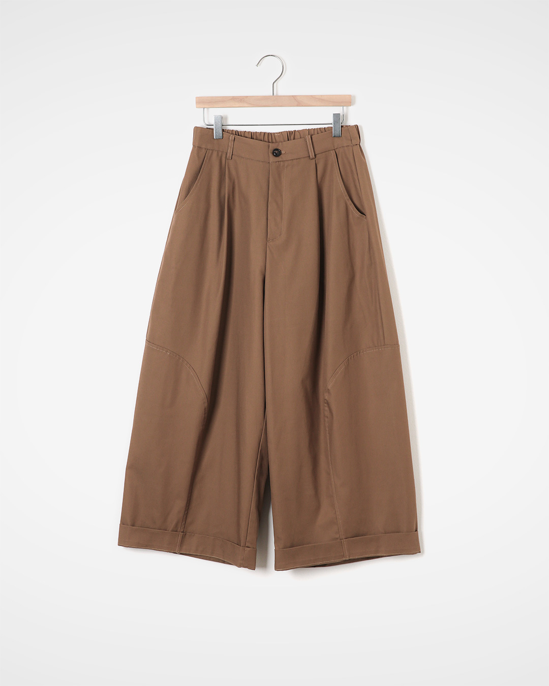 Structured curves, voluminous wide cotton pants<br> Cotton curved-panel wide pants