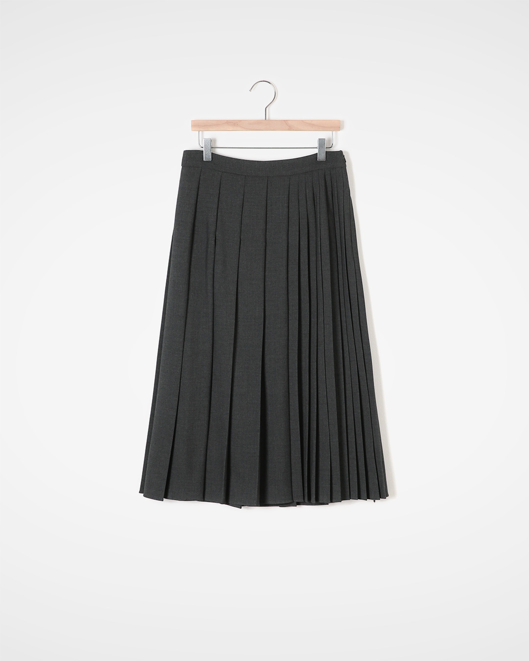 The rhythm of the lines that comes to life the more you walk<br> pure wool pleated midi skirt