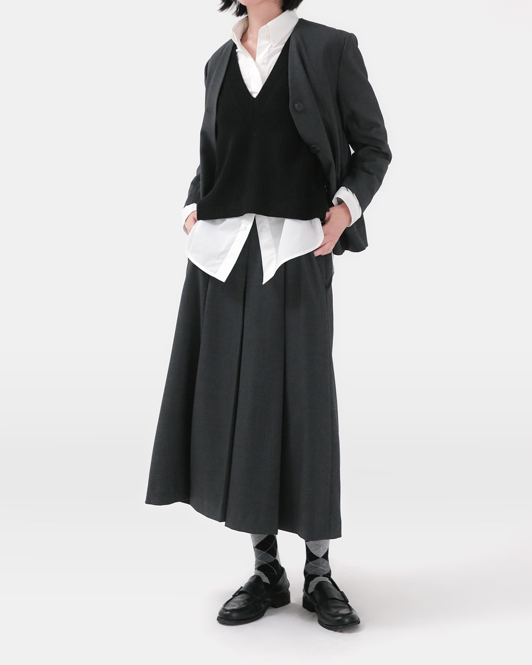 Elegance that remains undisturbed even in movement<br> wool wide culotte pants