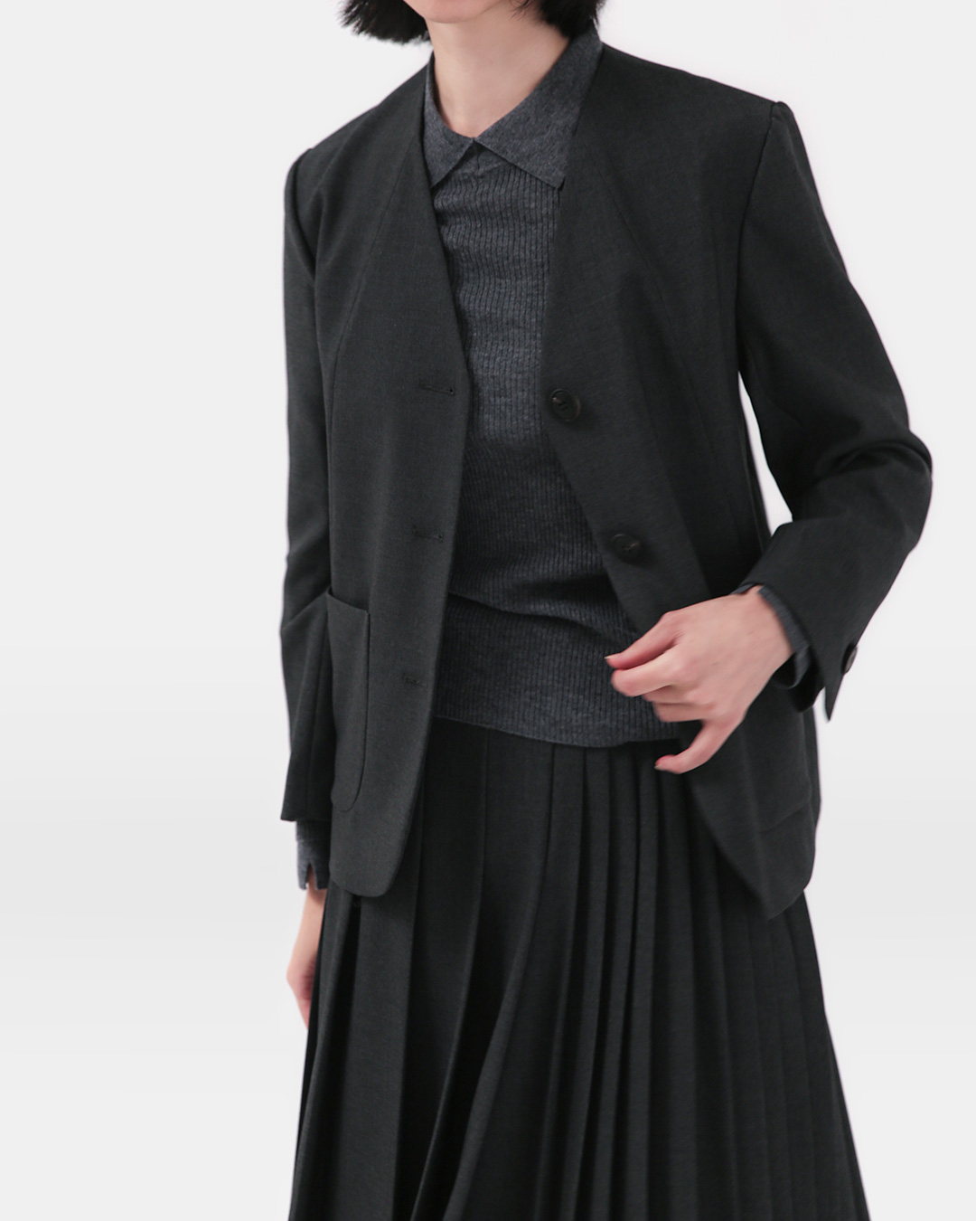 A lighter formal look with a curved edge<br> pure wool collarless blazer