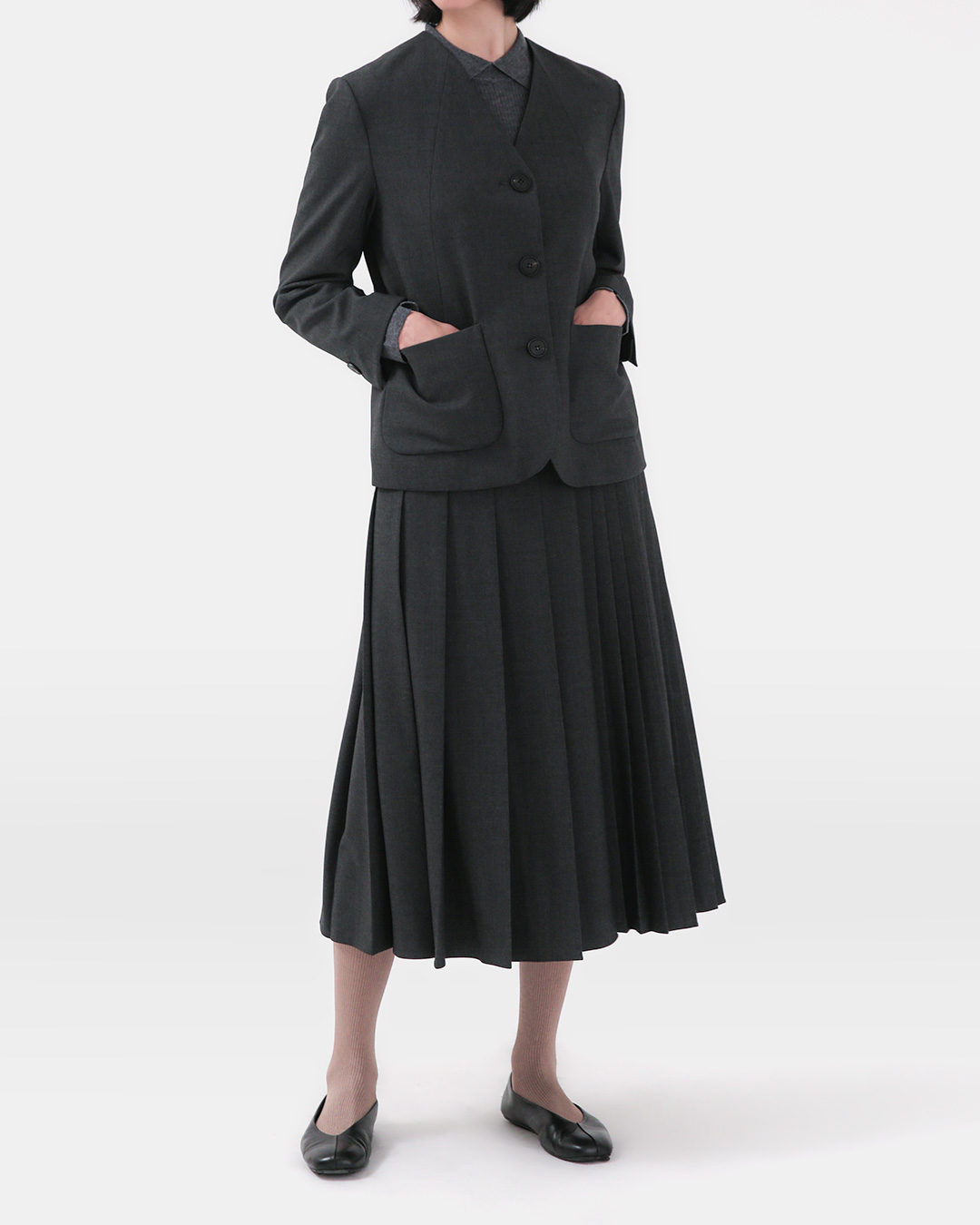 The rhythm of the lines that comes to life the more you walk<br> pure wool pleated midi skirt