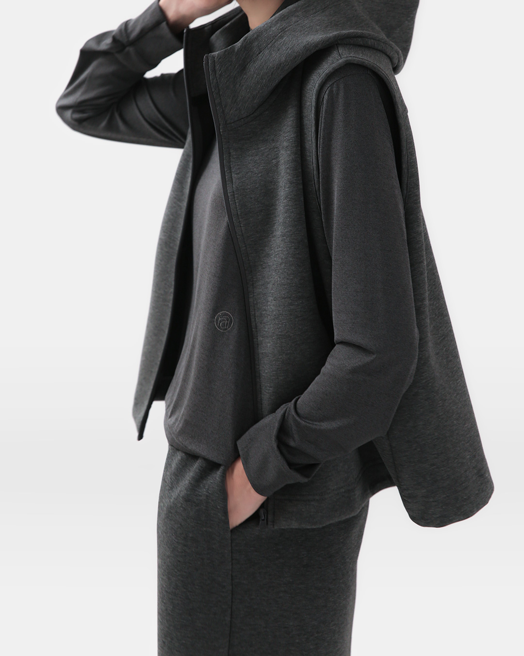 A worry-free set that makes your day lighter<br> soft-structure hood vest
