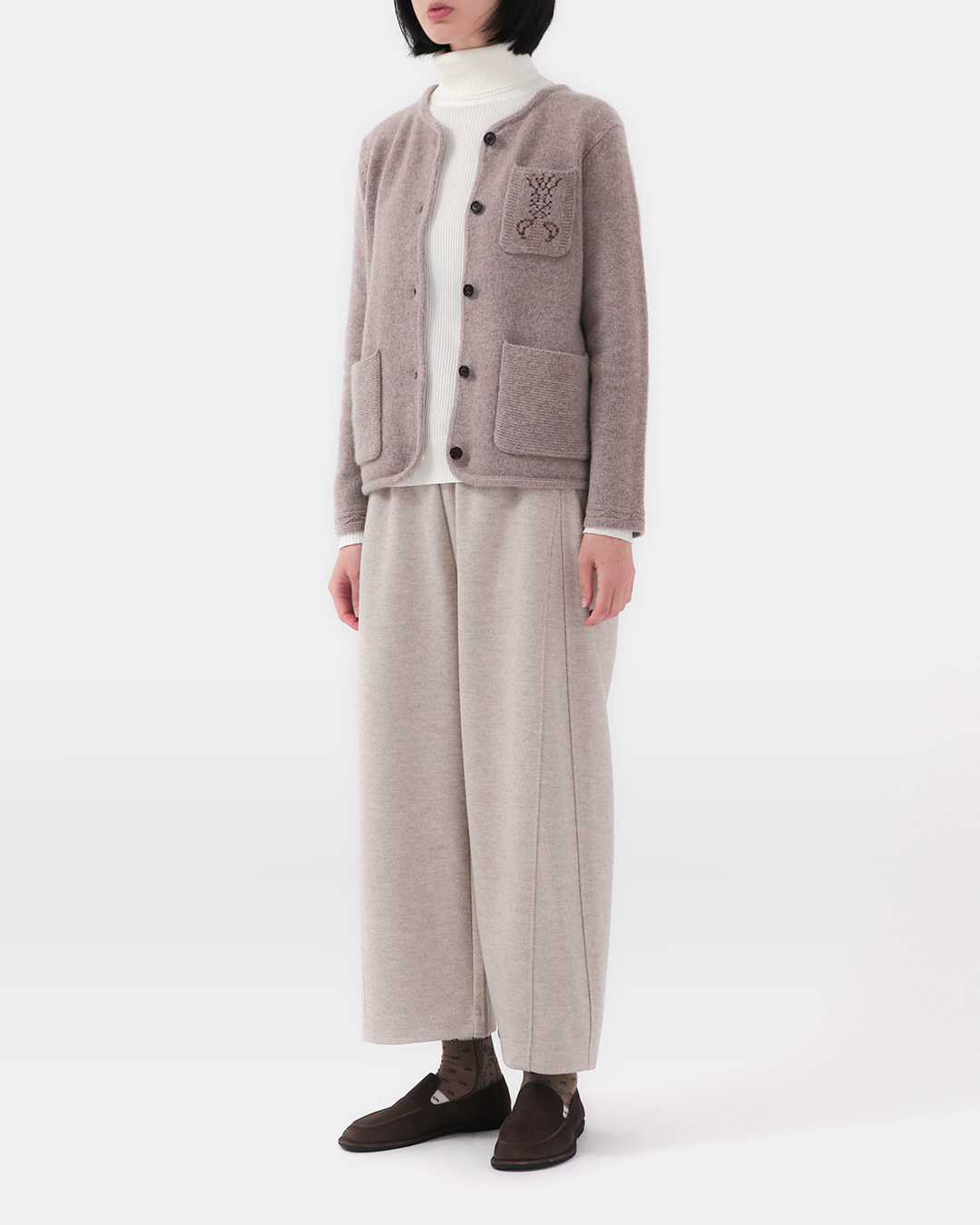 [Planned product] Only at Classically<br> A cozy, lightweight classic<br> Cashmere 100% patch-pocket cardigan