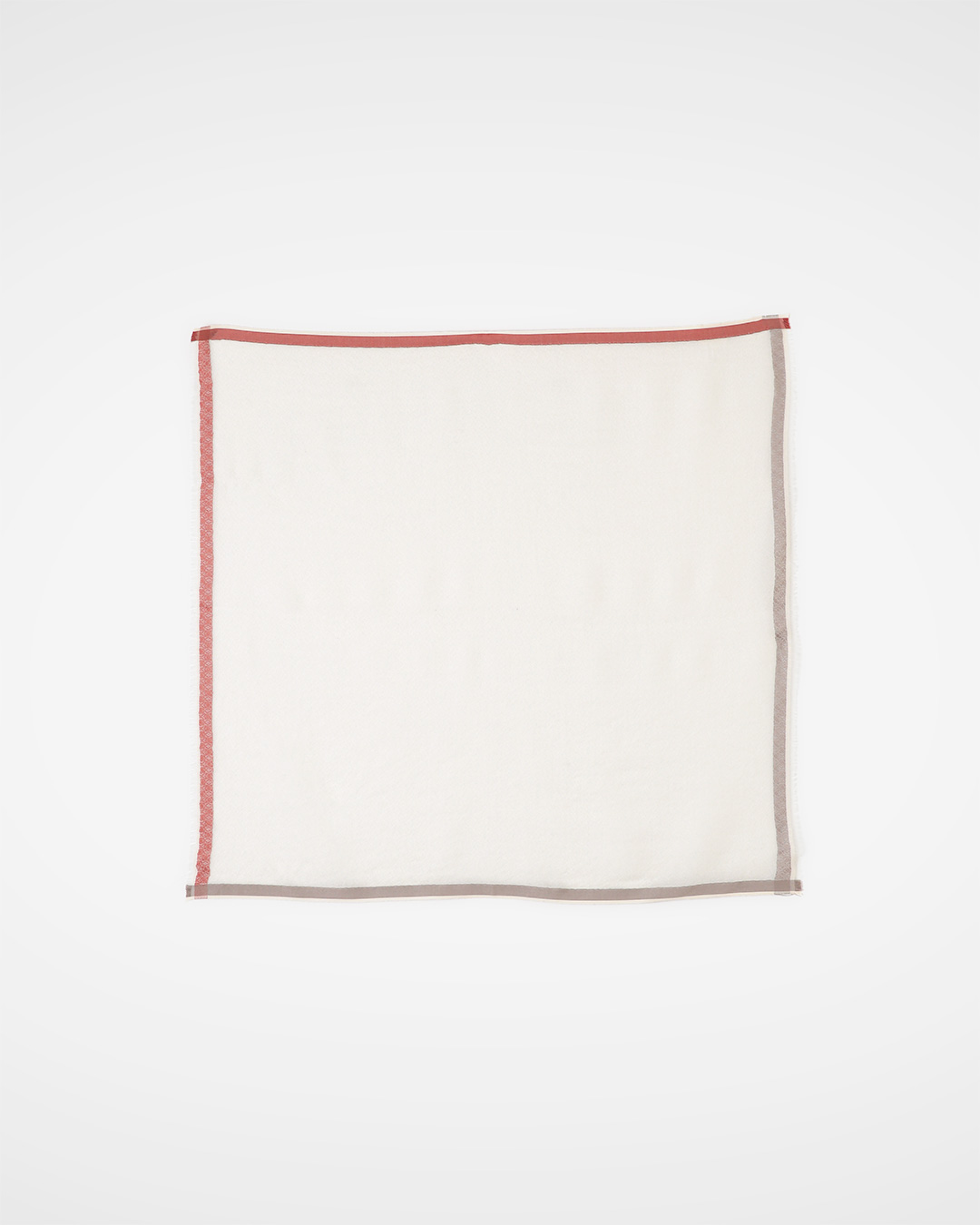 A little extra space to add lightly<br> contrast-edge cashmere carré