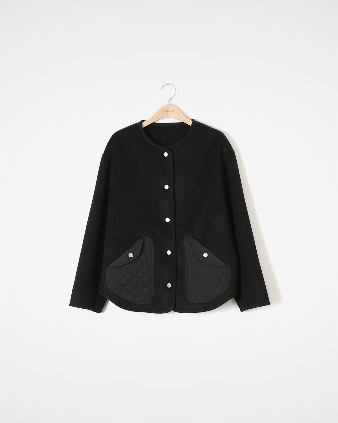 It is both neat and practical.<br> Raund neck quilted pocket jacket