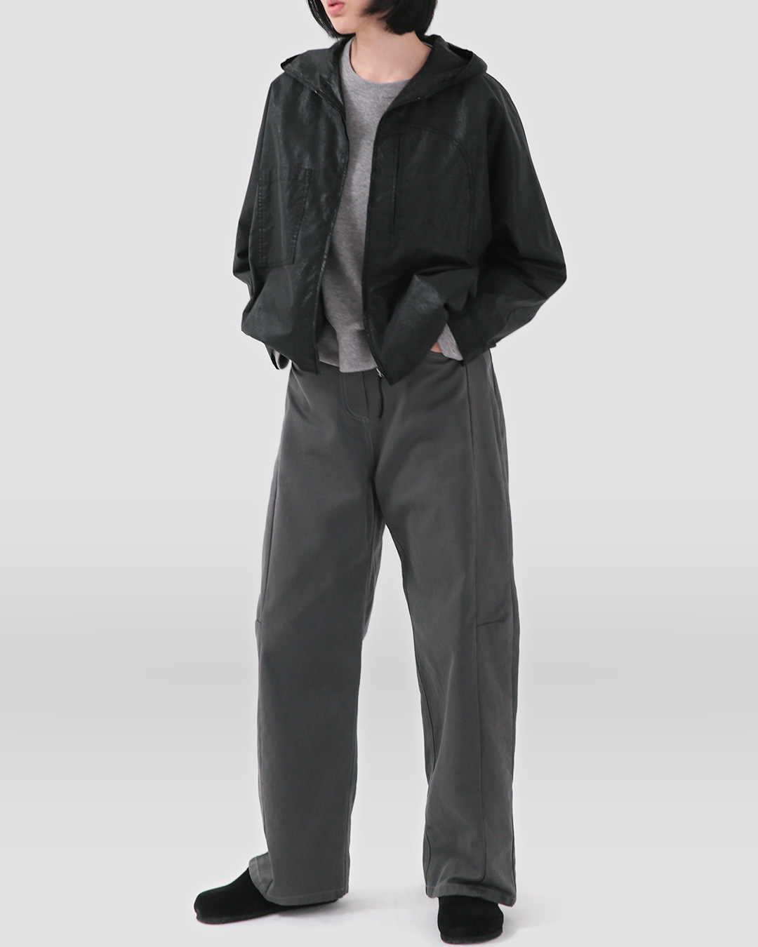 Between denim and slacks<br> seam-front trousers