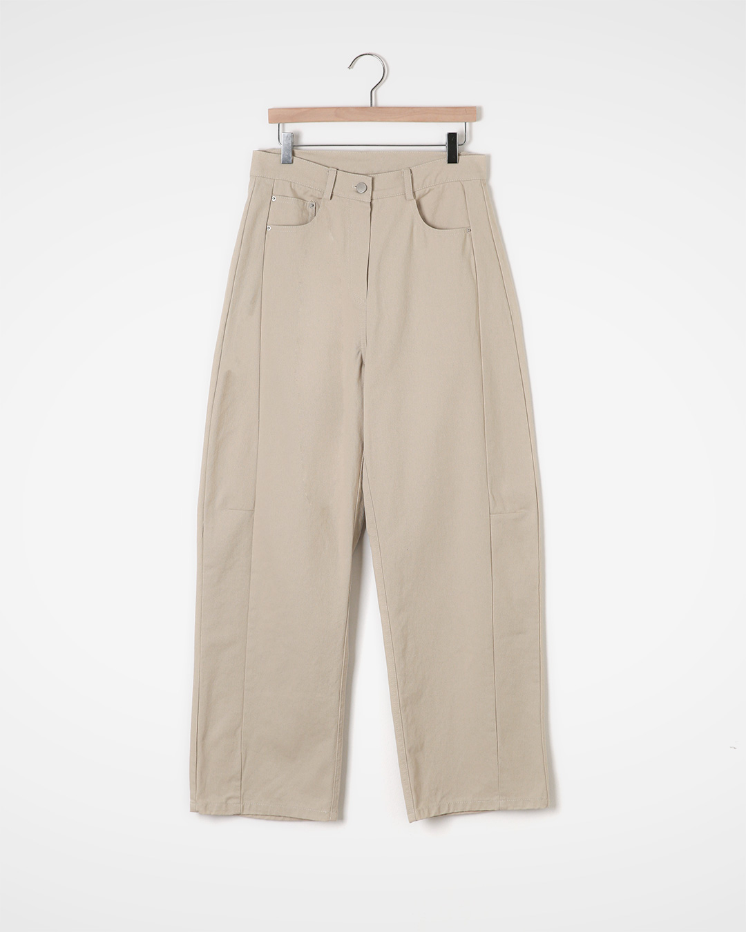 Between denim and slacks<br> seam-front trousers