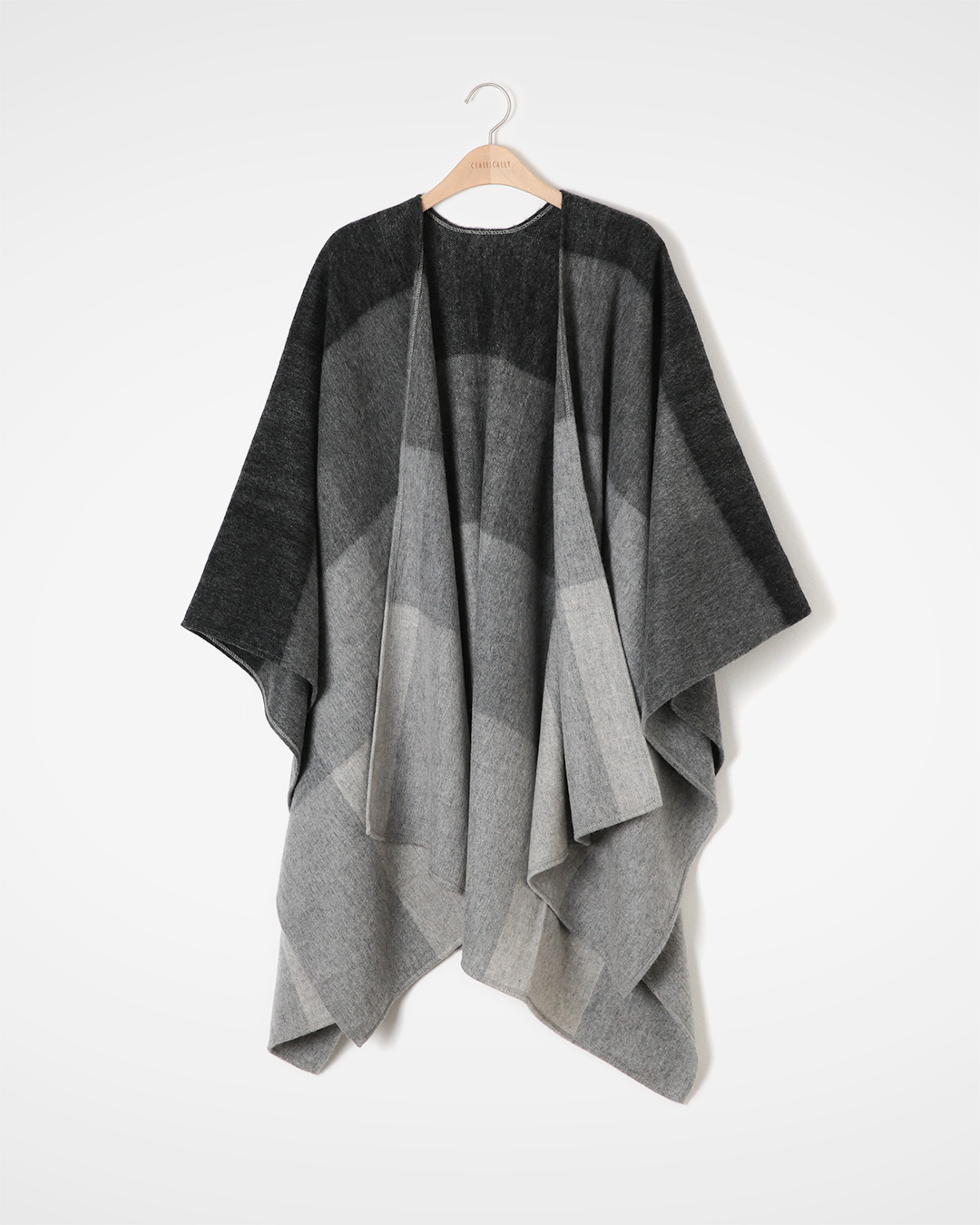 Blends naturally into any look<br> Cape-style 100% cashmere poncho