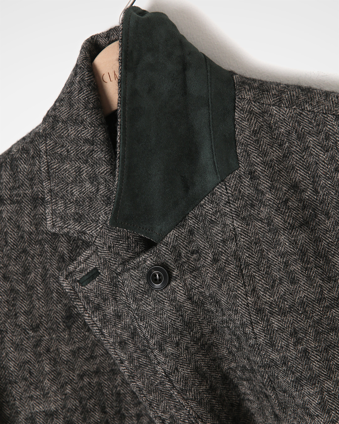 The moment when lightness and neatness meet<br> linen-wool herringbone blazer