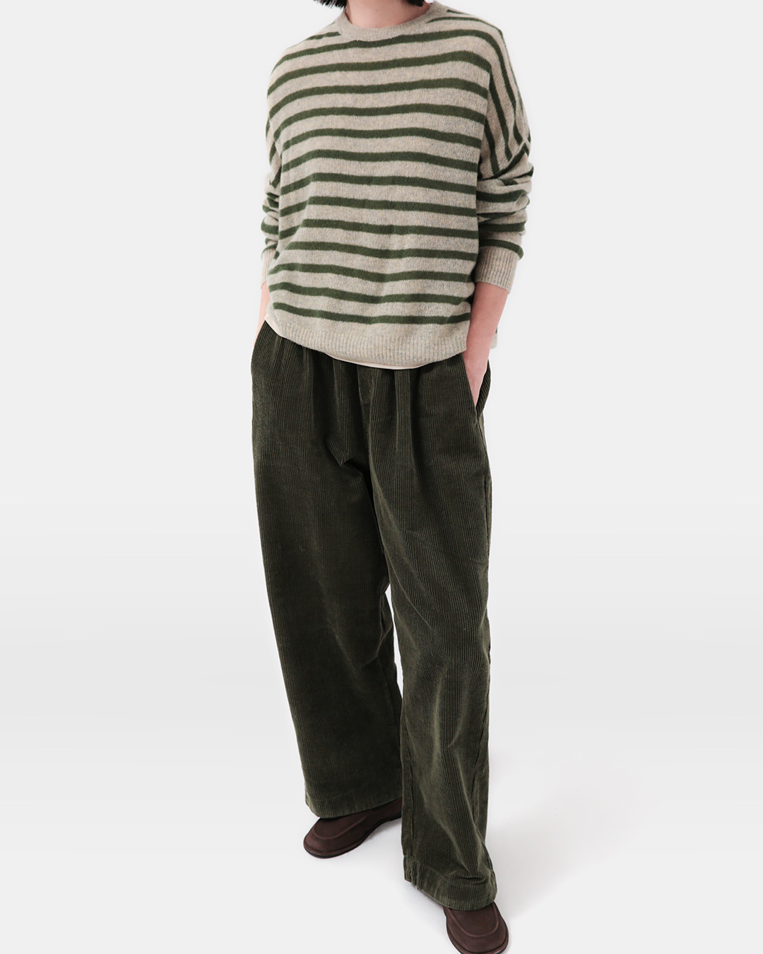 Comfortable style with a three-dimensional feel<br> Wide Corduroy Pants (Khaki)