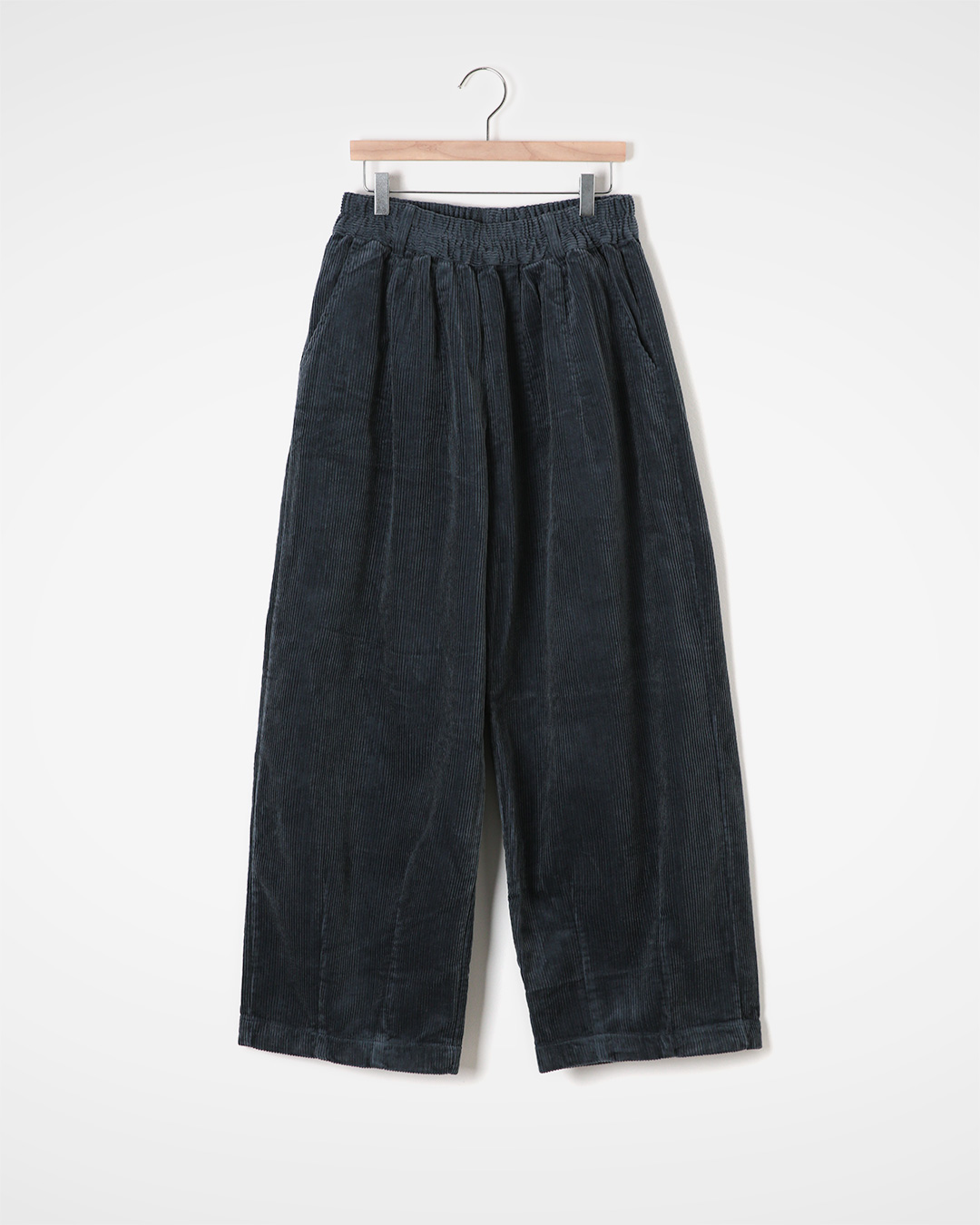 Comfortable style with a three-dimensional feel<br> Wide Corduroy Pants (Navy)