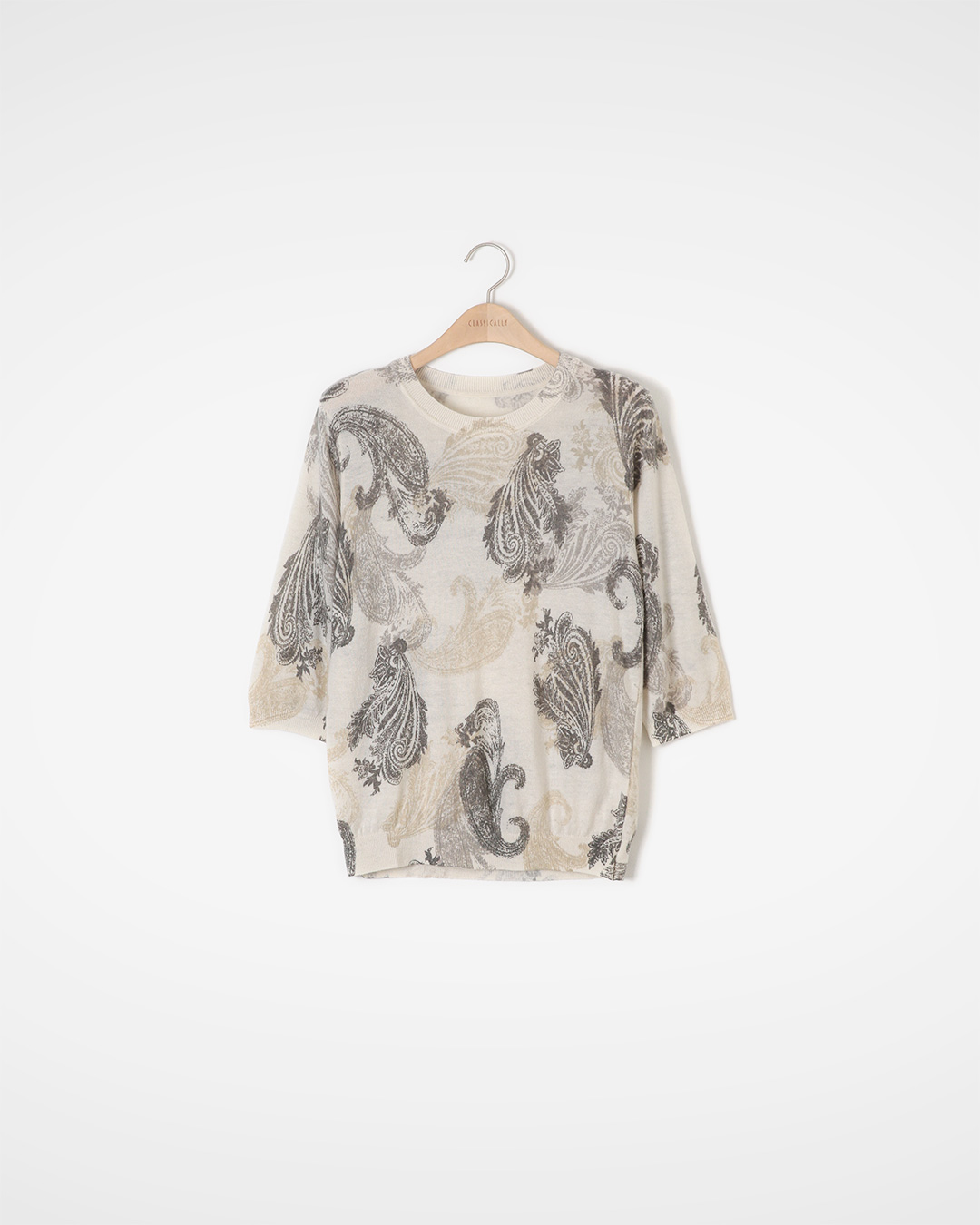 Made of lightweight and flexible knit material<br> The paisley pattern is subtle