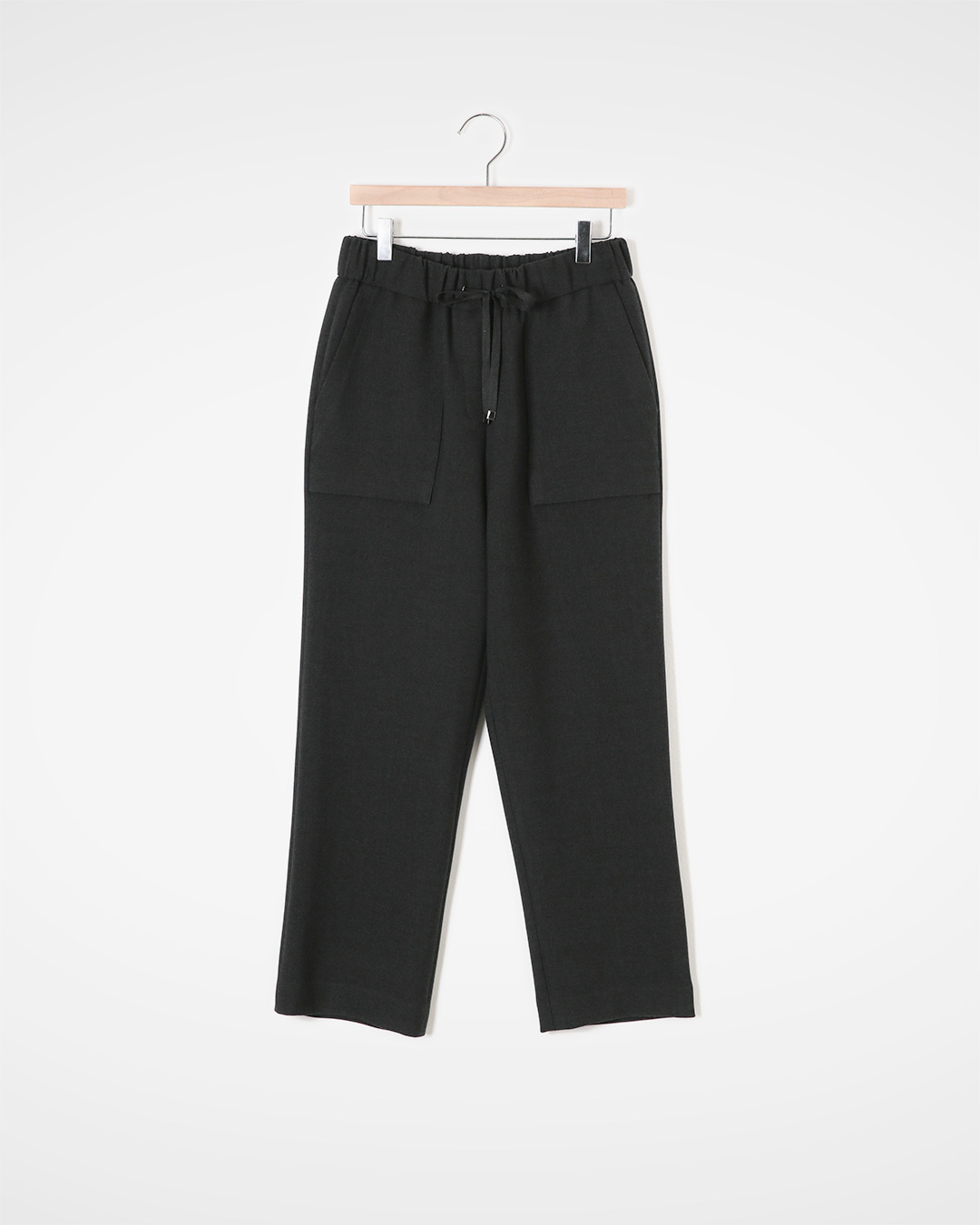 A perfect silhouette for everyday wear<br> signature banding straight pants