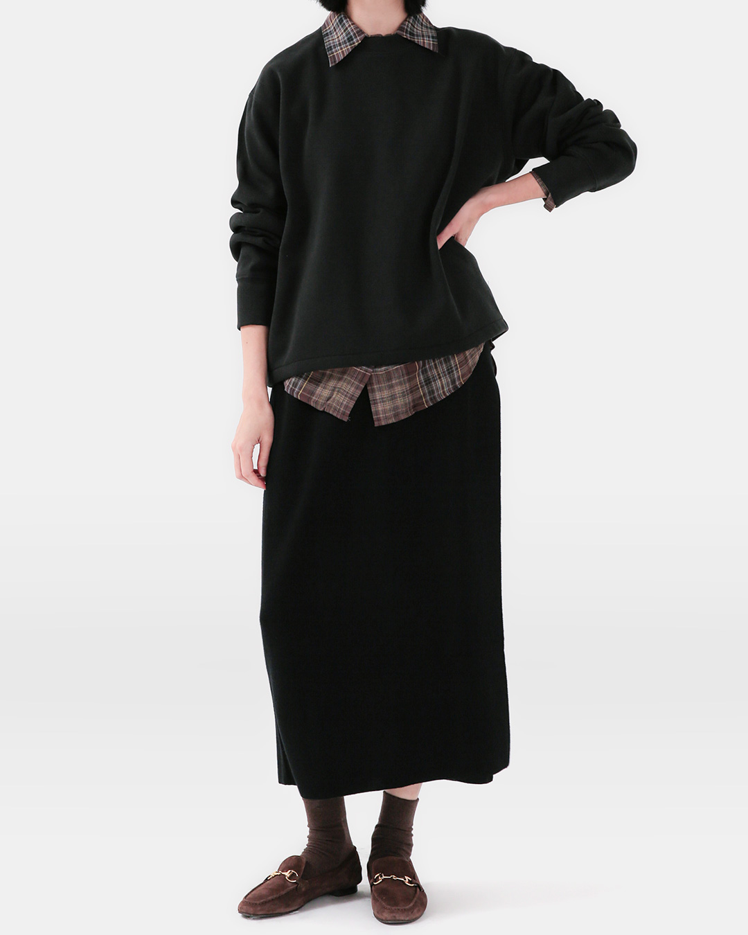 Soft napping lining covers the entire body<br> Wrap-around cotton sweatshirt