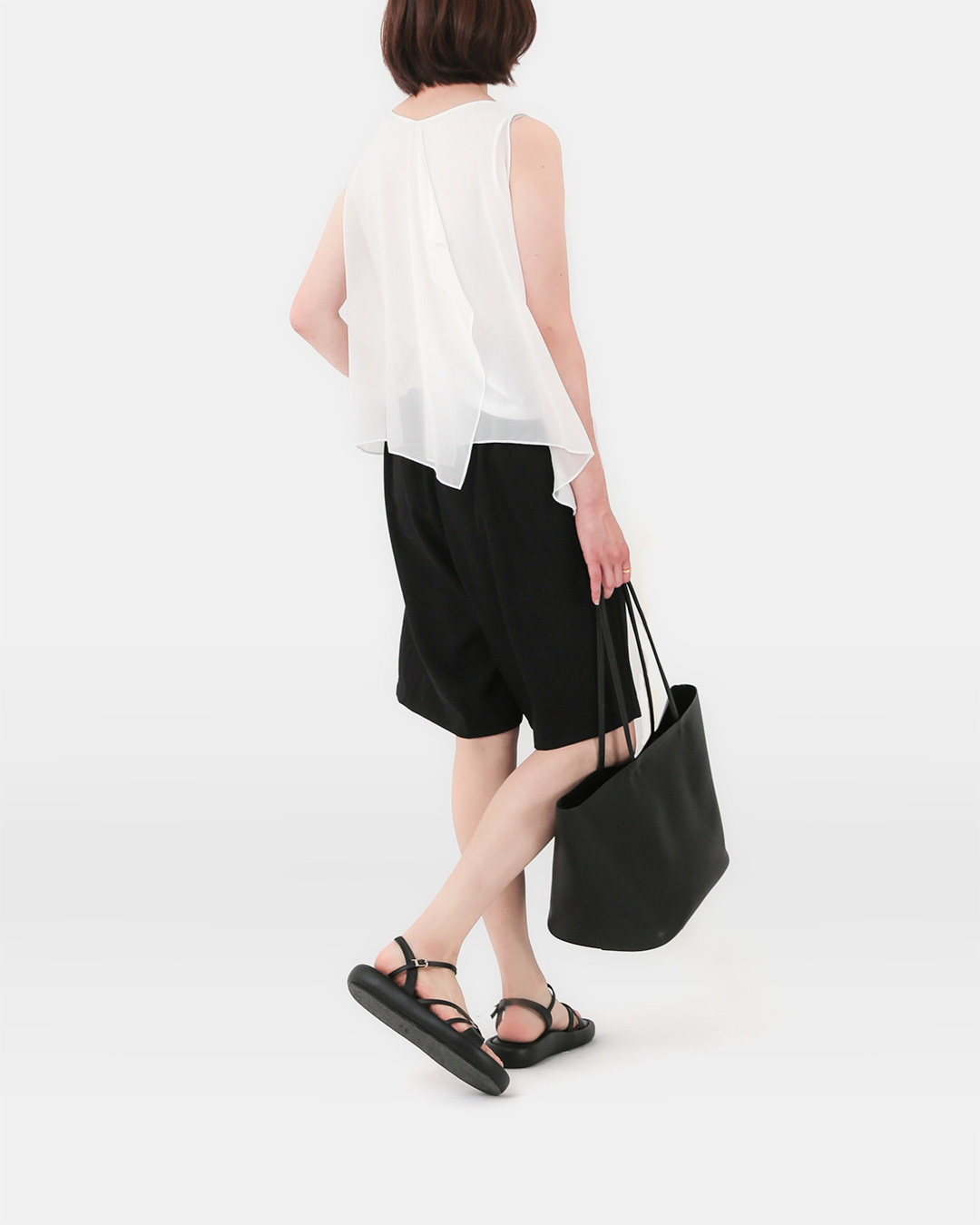 More elegantly and lightly than anyone else<br> Flow Draping Sleeveless Top