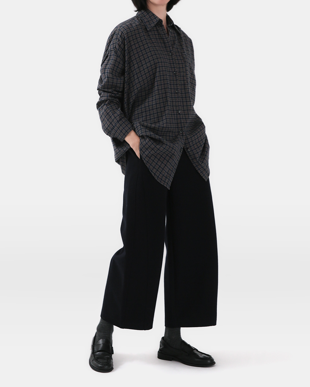 A relaxed shirt that fits the rhythm of the day<br> Micro Check Shirt with a simple texture