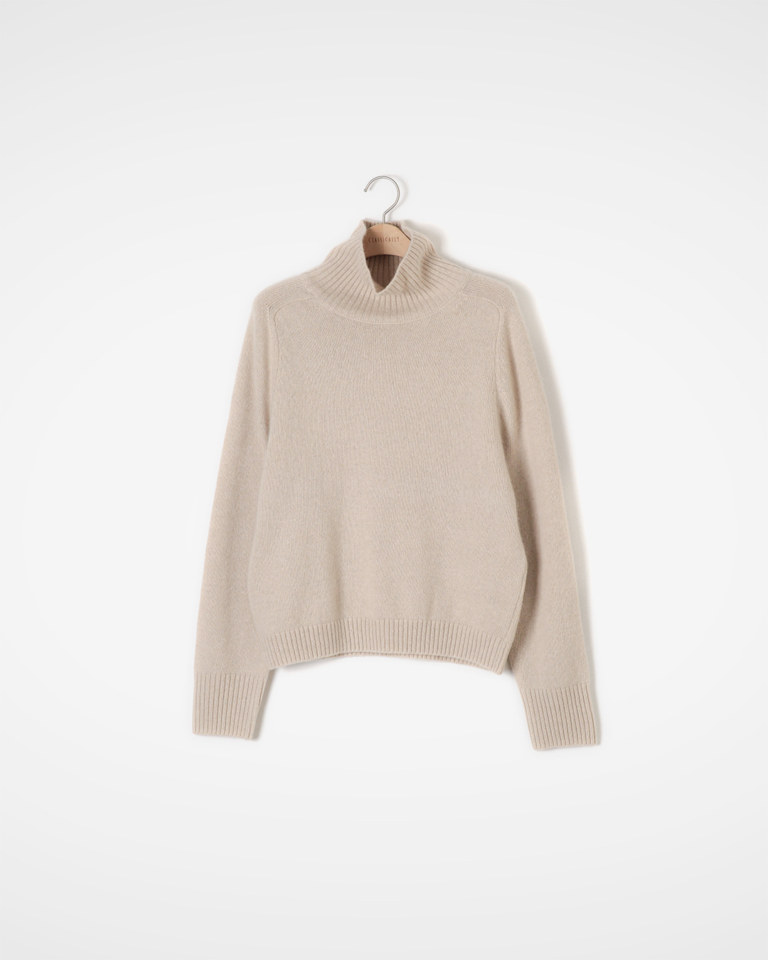 A relaxed silhouette that doesn't cling to the body<br> raccon turtleneck knit
