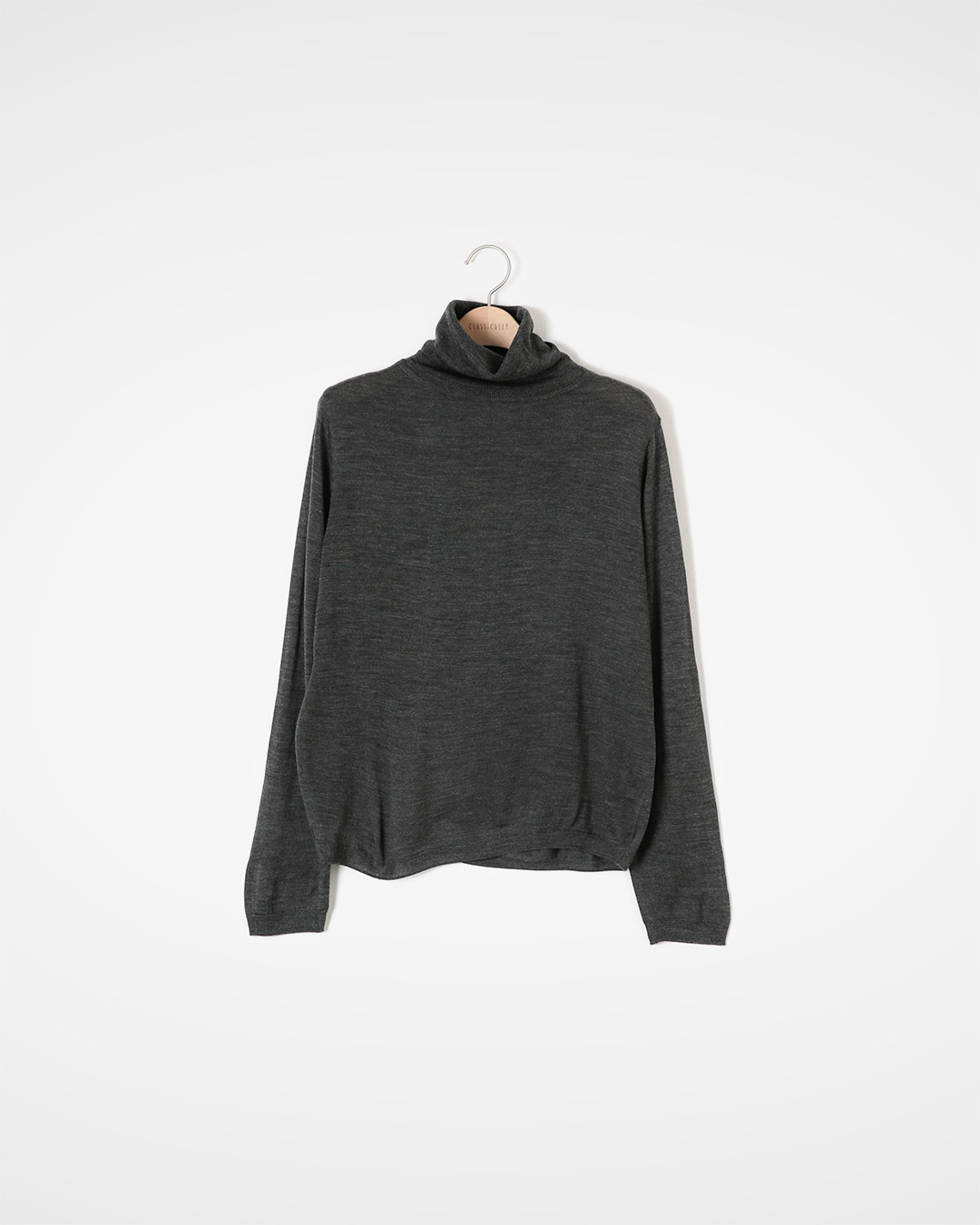 Relaxed silhouette and chic material<br> Turtleneck for a formal look