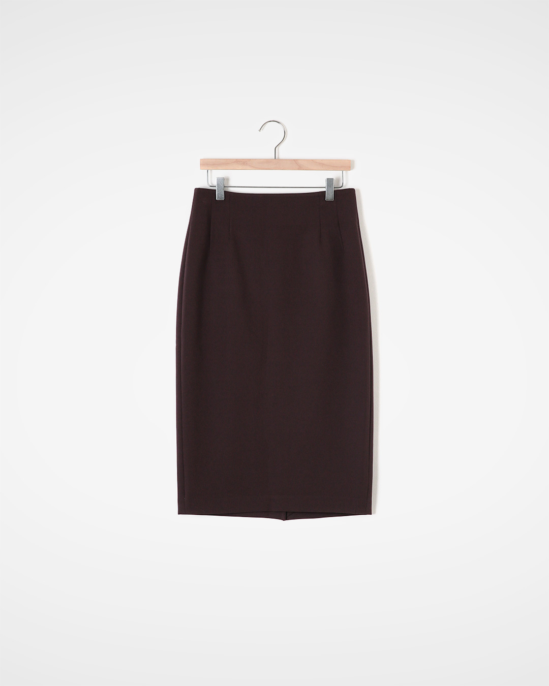 The center of the look is straight<br> A pencil skirt without any frills
