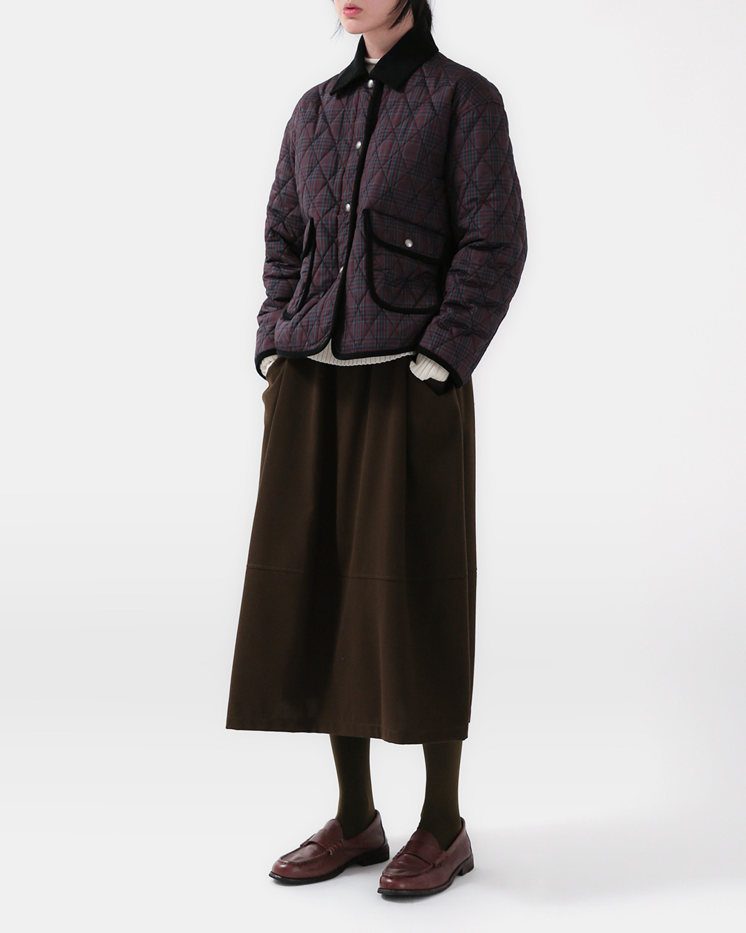 Adding life to a dark Winter look<br> Corduroy collar grid quilting jacket