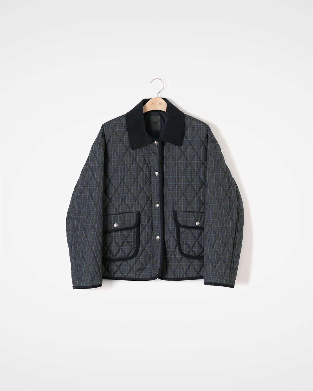 Adding life to a dark Winter look<br> Corduroy collar grid quilting jacket