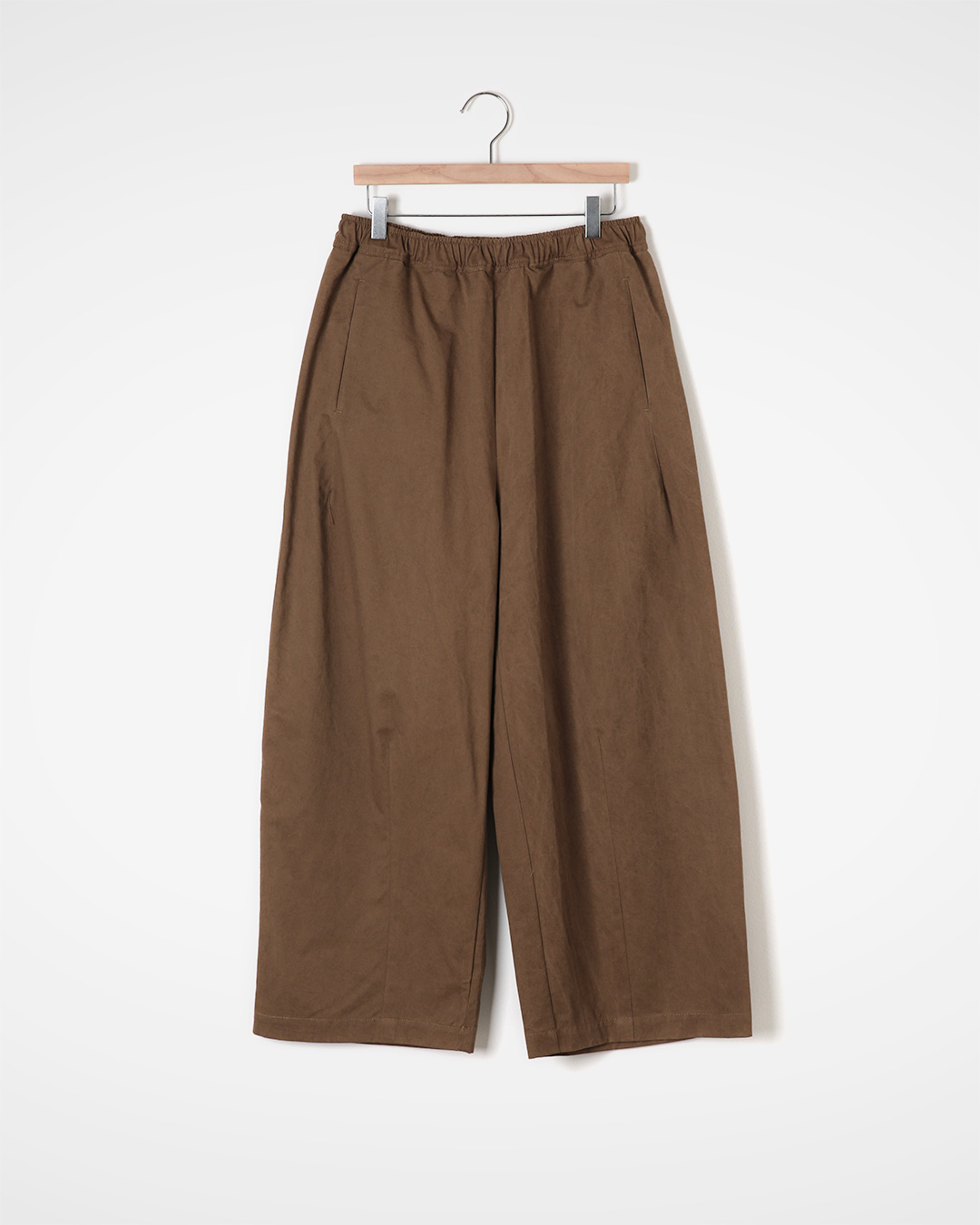 A neat and tidy wide that makes your day comfortable<br> soft matte banding wide pants