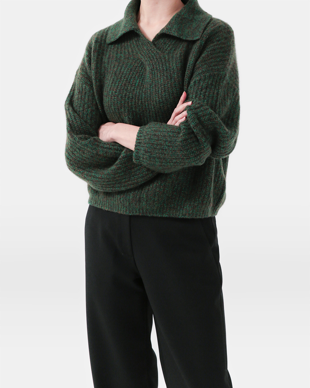 Embrace the warmth of the forest, one step further<br> cashmere 100 polo knit