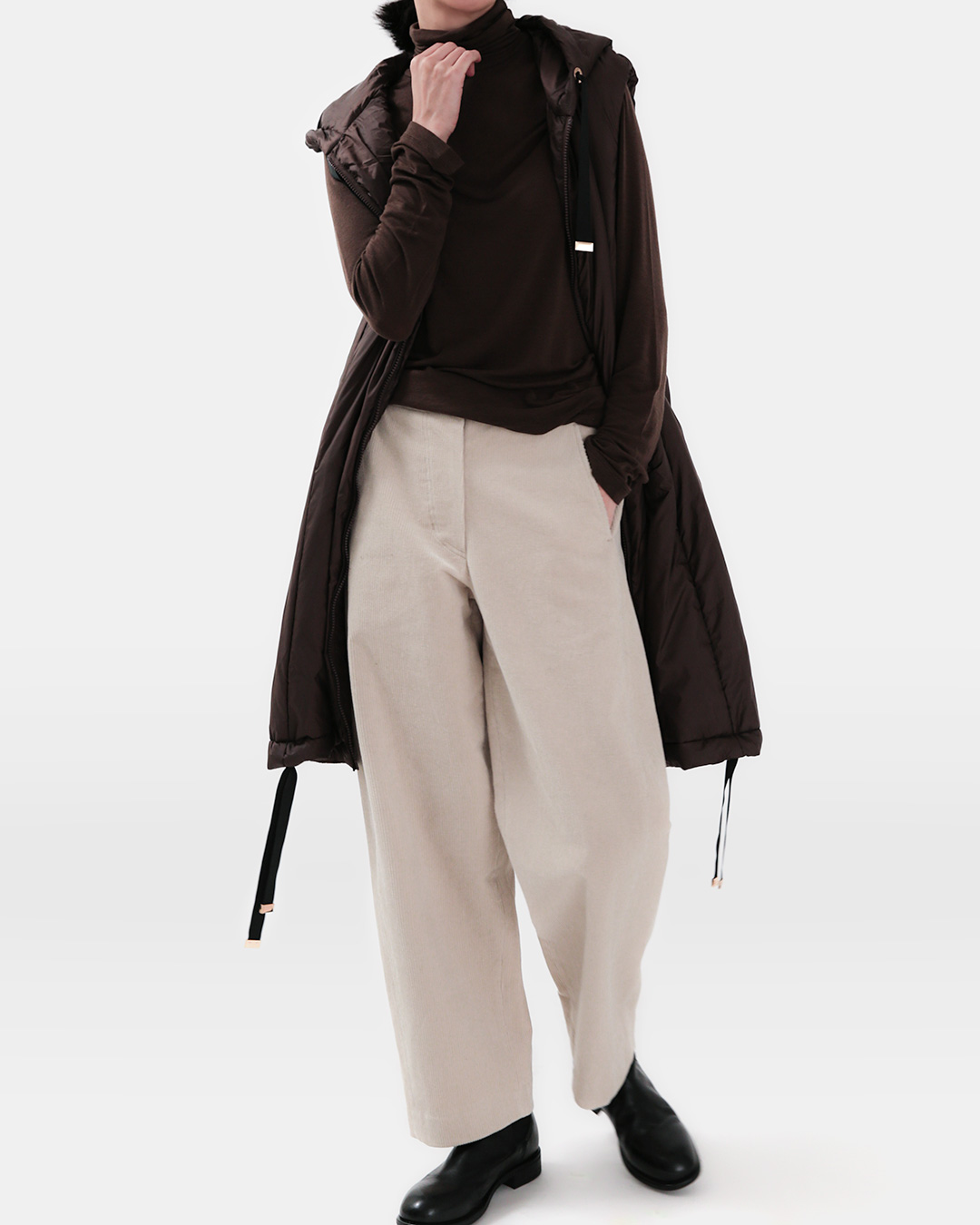 Elastic for all-day comfort<br> Corduroy with an O-fit style