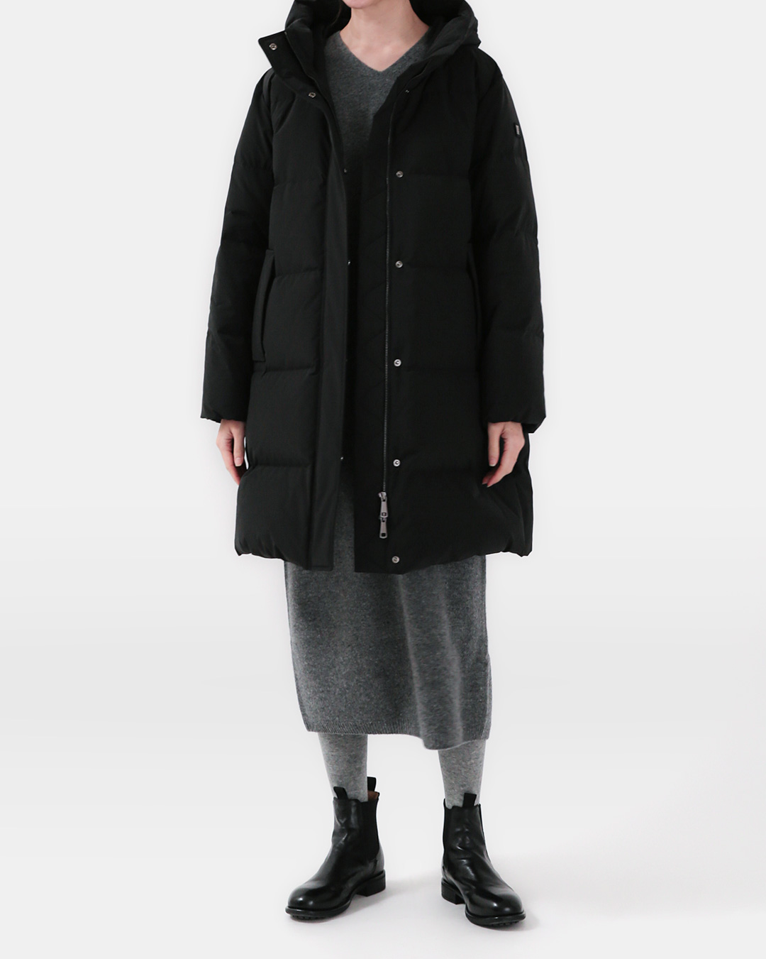 A neat long padding that takes care of your daily life in the middle of winter.<br> DIVO duck down long coat