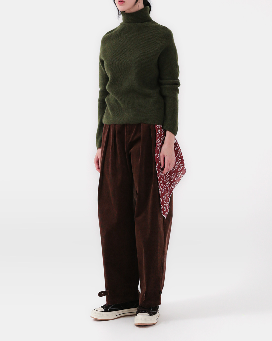 Variations with button straps at the bottom<br> Corduroy Pants with a gentle groove