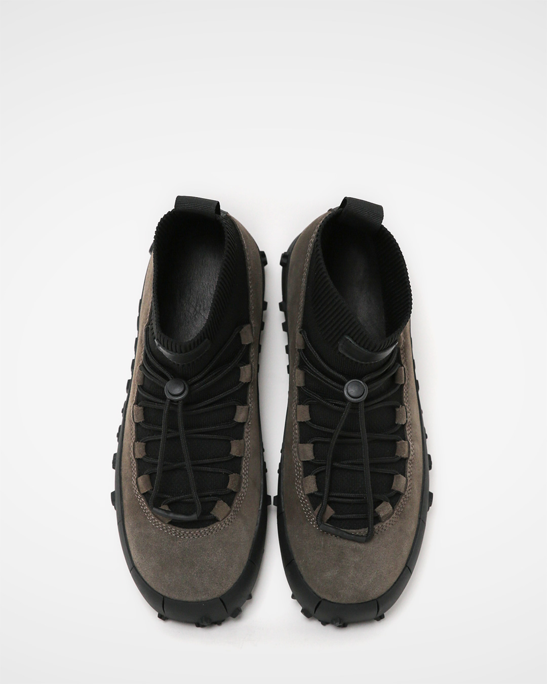 Free movement between the city and the promenade<br> rugged knit trekking sneakers