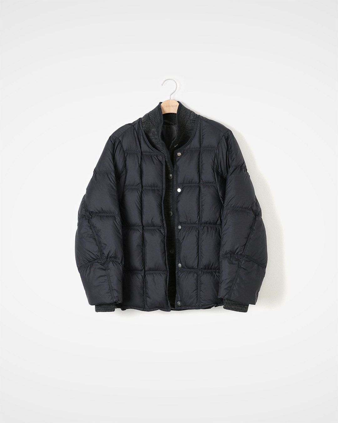 Lightweight and warm outerwear that makes a big difference<br> knit layered duck-down jacket