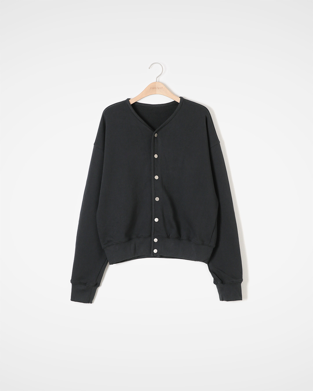 Flexible like a cardigan, and like a jacket<br> Lightweight, shaped blue jean jacket