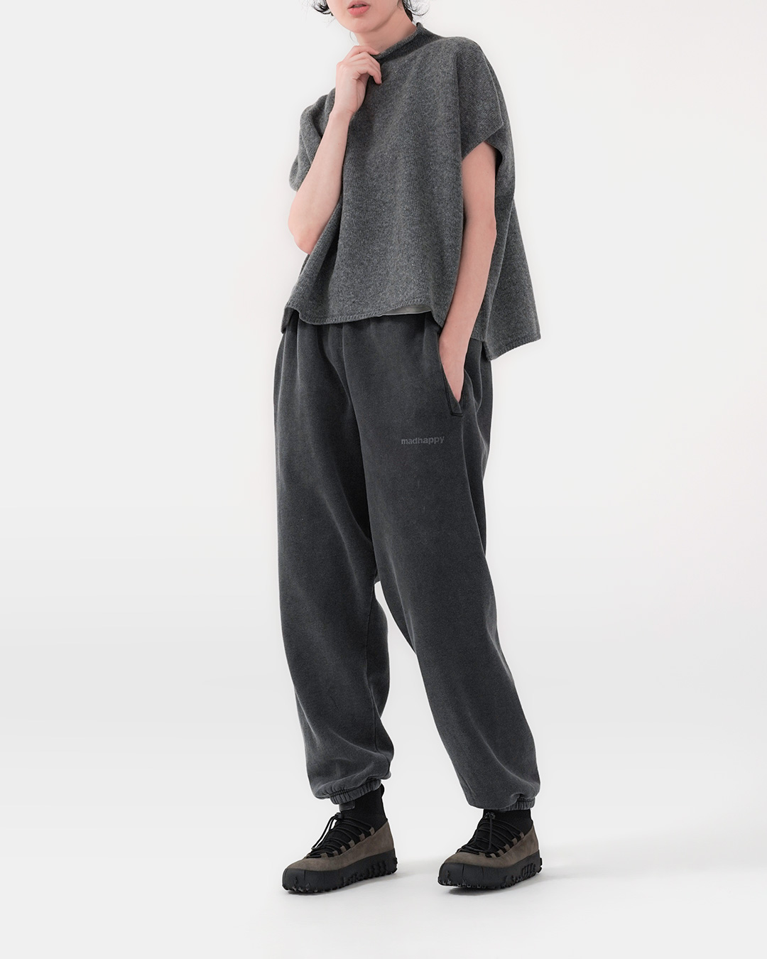 Smoothly crossing the boundaries between home and outside<br> washed fleece cotton jogger pants