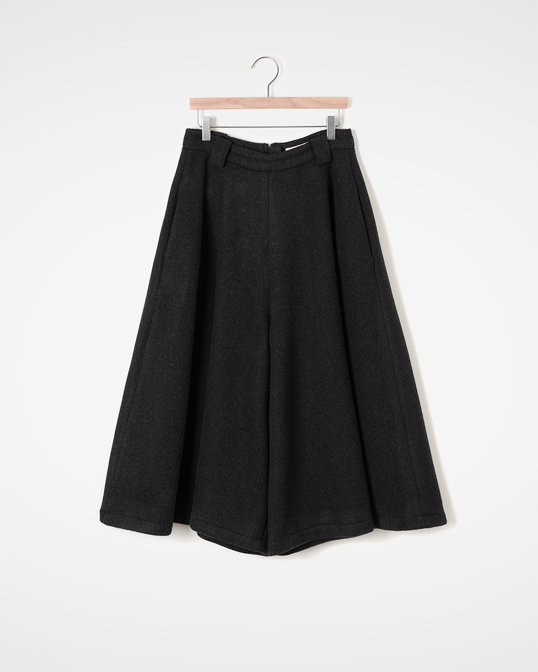 Elegant like a skirt, comfortable like pants<br> wool-touch flare culotte