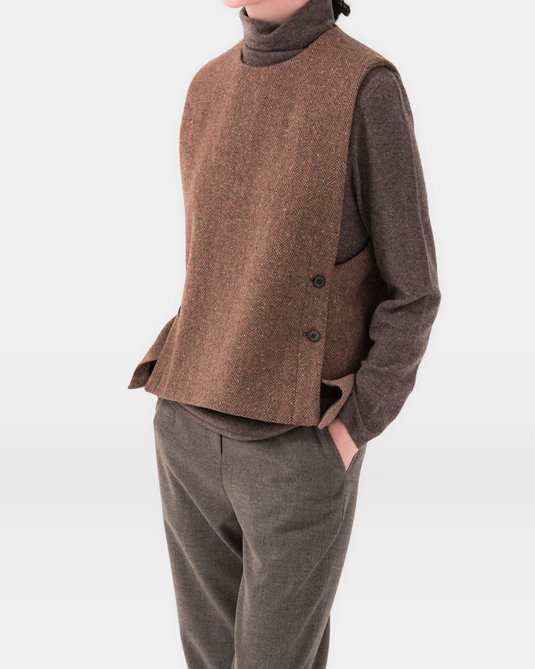 Vintage 브라운의 온기를 담은<br> herringbone wool layering vest