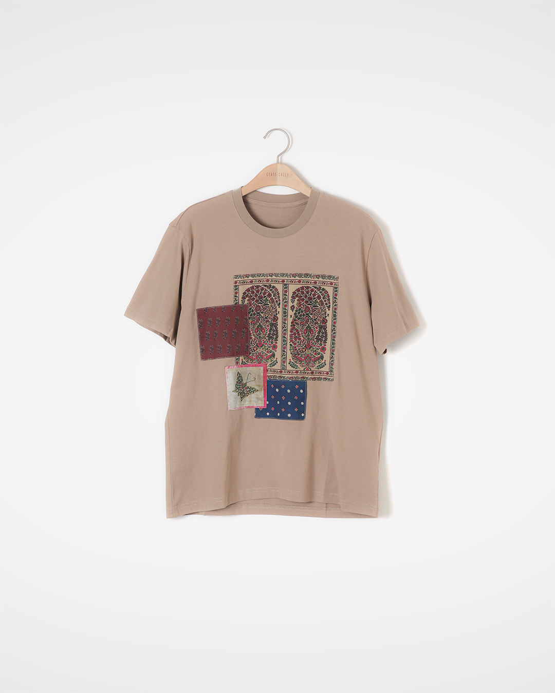 네 가지 Vintage 스카프를<br> 콜라주 하듯 배치한 T-shirt