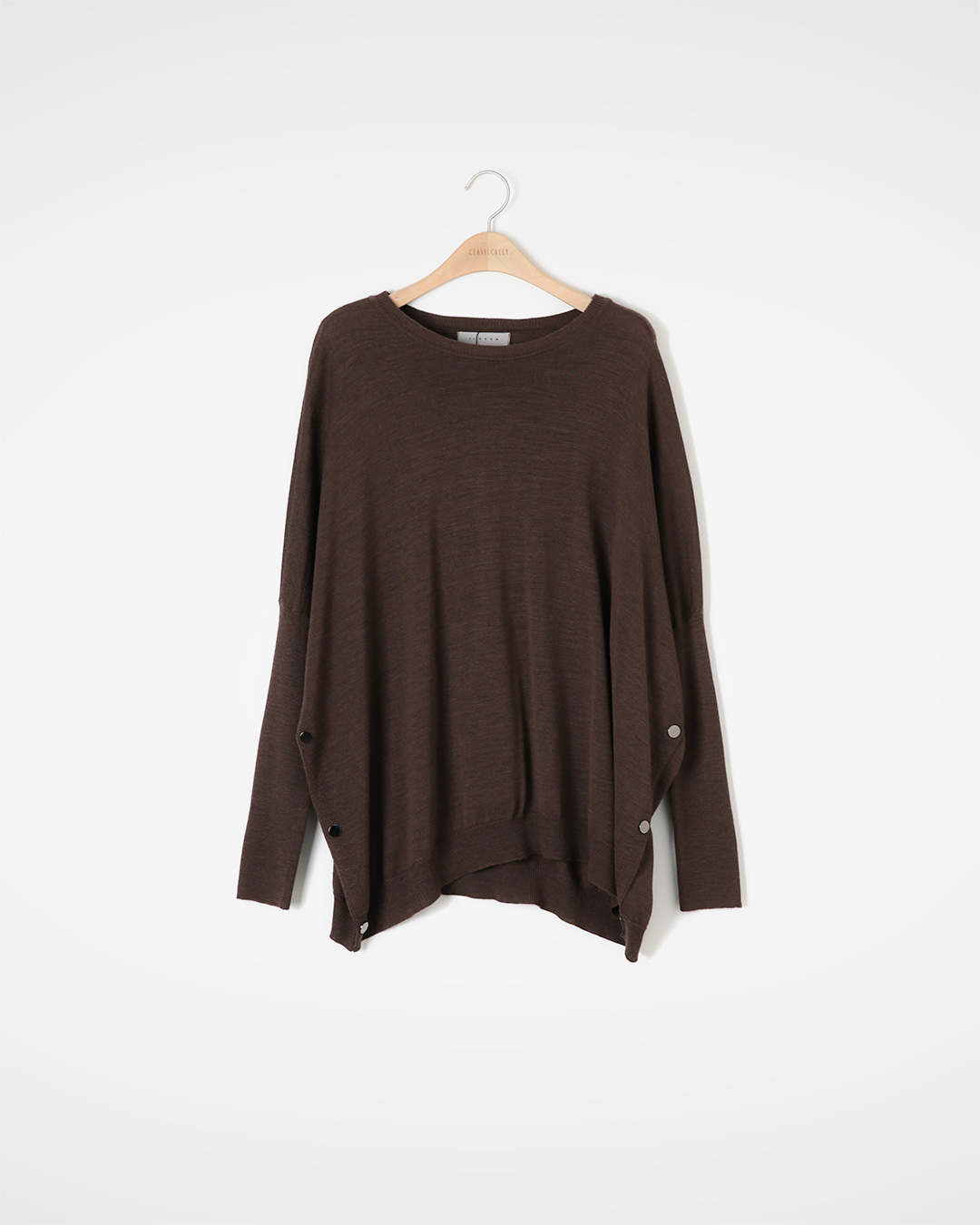 The fastest way to end your coordination worries<br> side-snap oversized wool knit