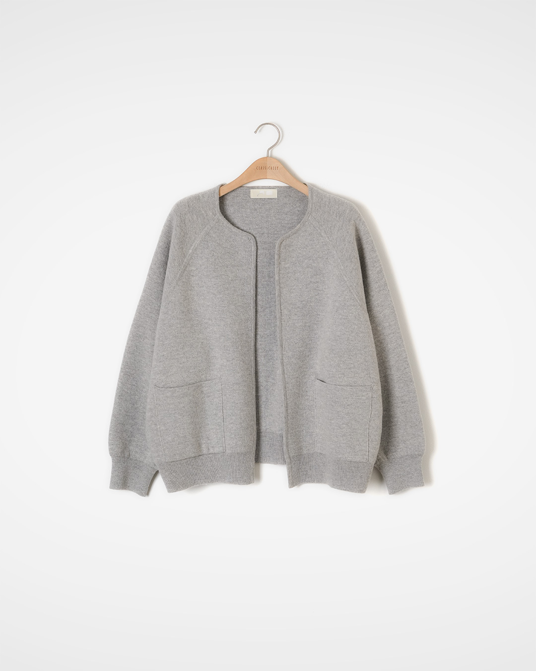 Neatly organizing the transitional season<br> soft wool pocket cardigan