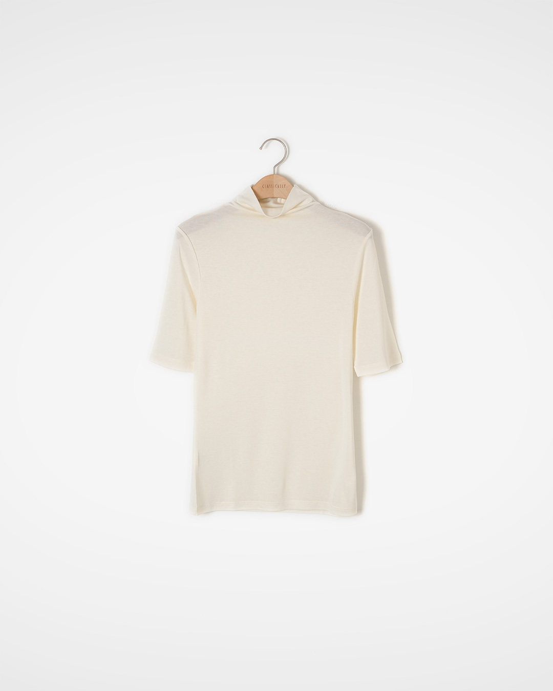 A soft, enveloping, essential item for the transitional season<br> rayon span half turtleneck tee