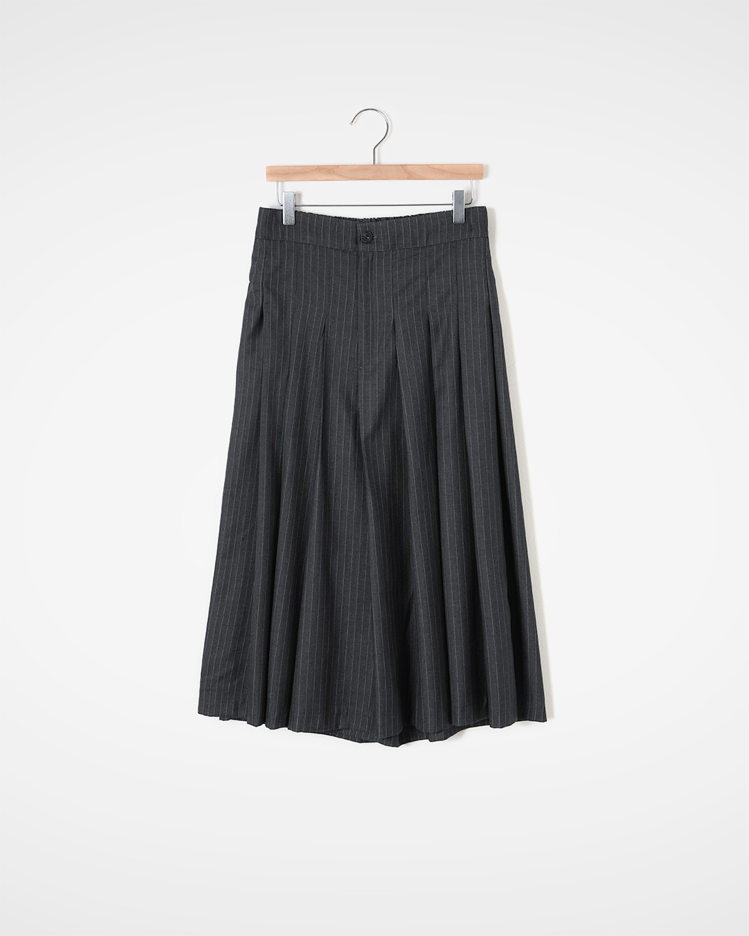 Elegant like a skirt, comfortable like pants<br> pinstripe pleats culottes