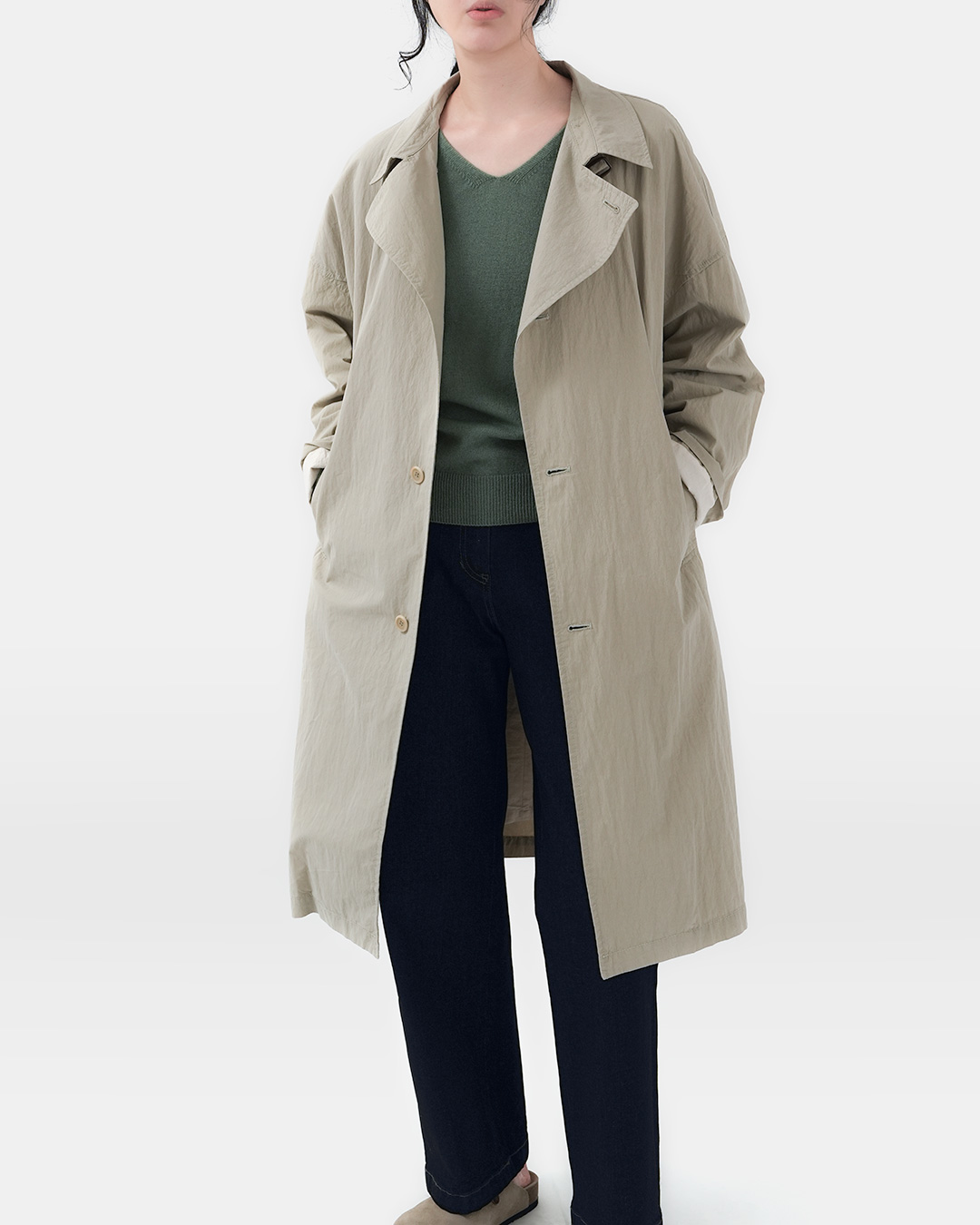Light in the wind, neat silhouette<br> airy crisp trench coat