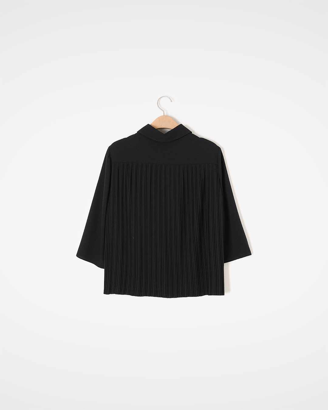 When it's the back that catches the eye, rather than the front<br> back pleats cape blouse