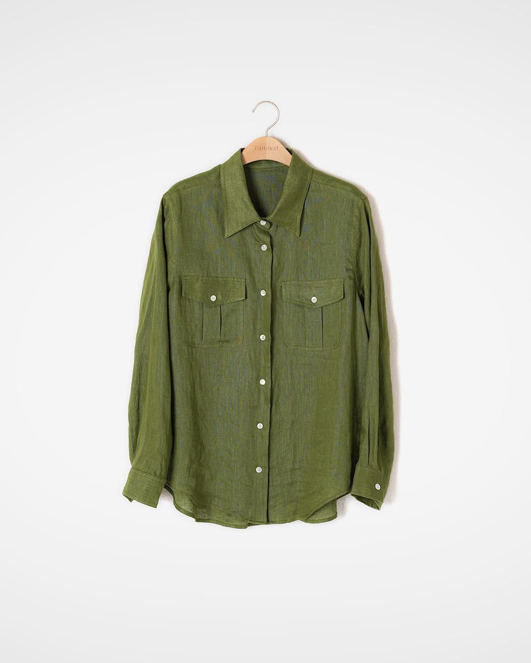 Complete the atmosphere with color<br> olive linen utility shirt