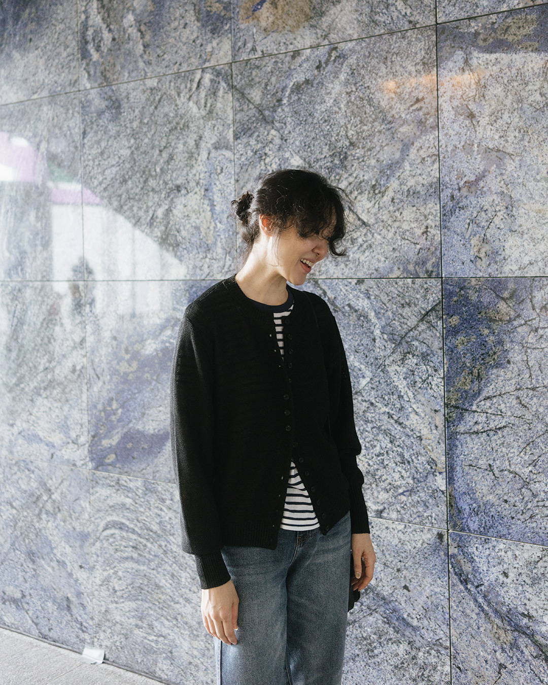 비스코스 Silk Paper 혼방으로<br> 드라이하고 고슬한 터치의 Cardigan