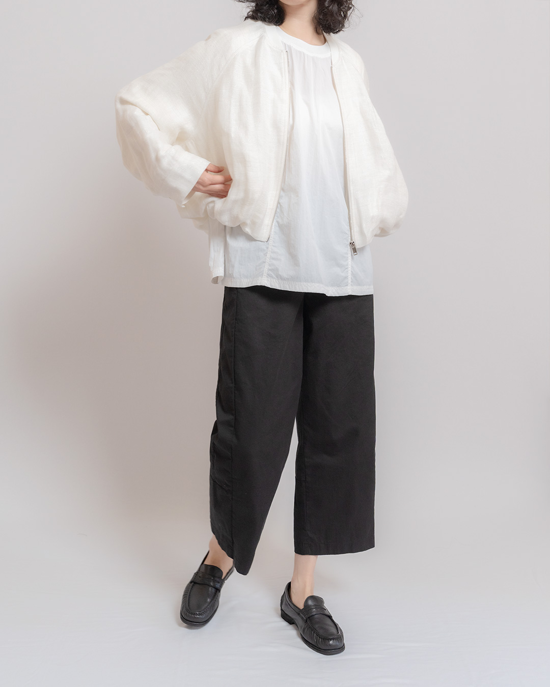 With a uniquely clear and lovely atmosphere<br> A blouson that evens out your complexion.