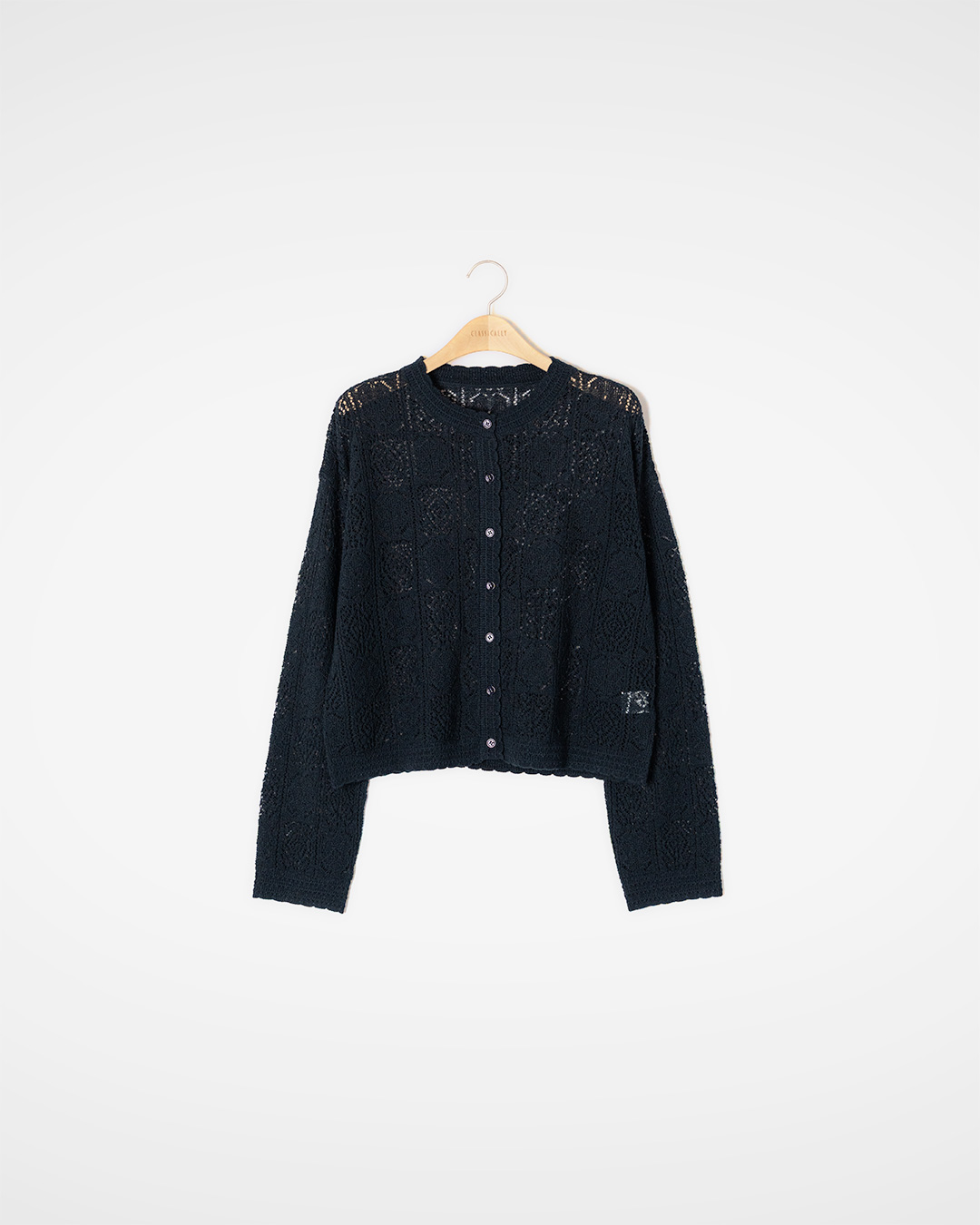 Adding delicacy to a neat atmosphere<br> airy lace knit cardigan