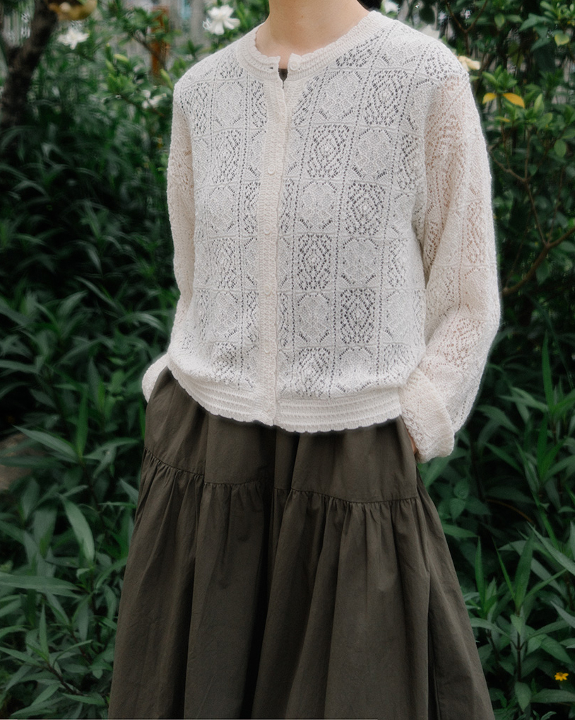 Adding delicacy to a neat atmosphere<br> airy lace knit cardigan