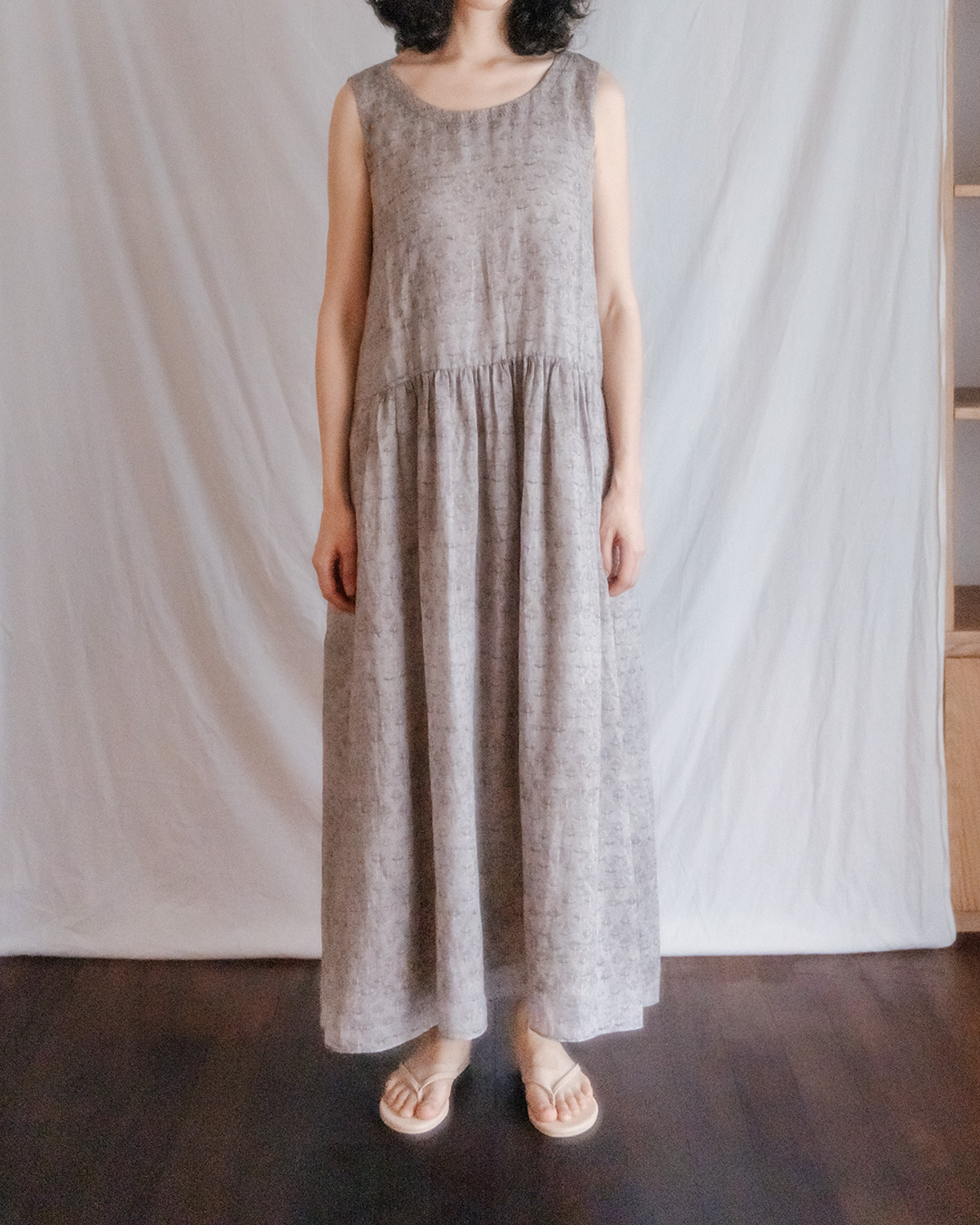 From a short outing to midday at a travel destination<br> printed linen sleeveless dress