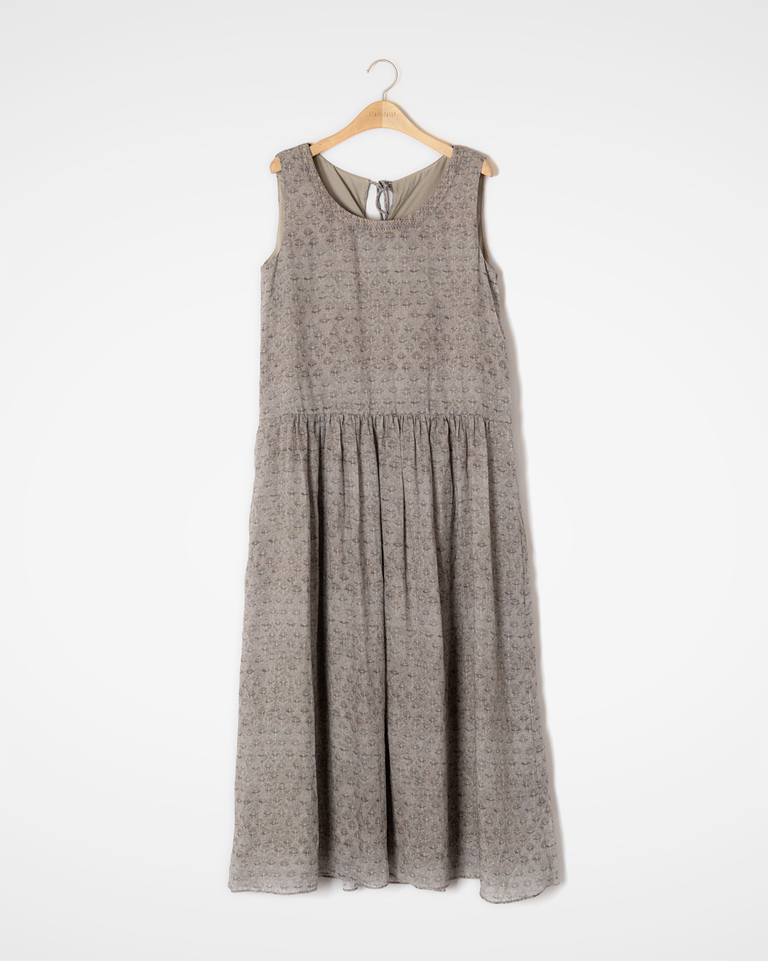 From a short outing to midday at a travel destination<br> printed linen sleeveless dress
